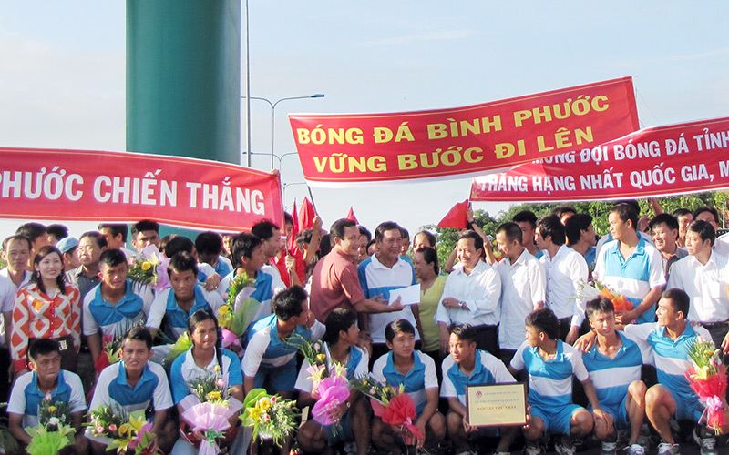 Người hâm mộ đón tuyển bóng đá Bình Phước vinh danh trở về