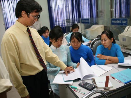 Giảng viên Đại học phải dành 1/3 thời gian làm việc để nghiên cứu khoa học Giảng viên Đại học phải dành 1/3 thời gian làm việc để nghiên cứu khoa học