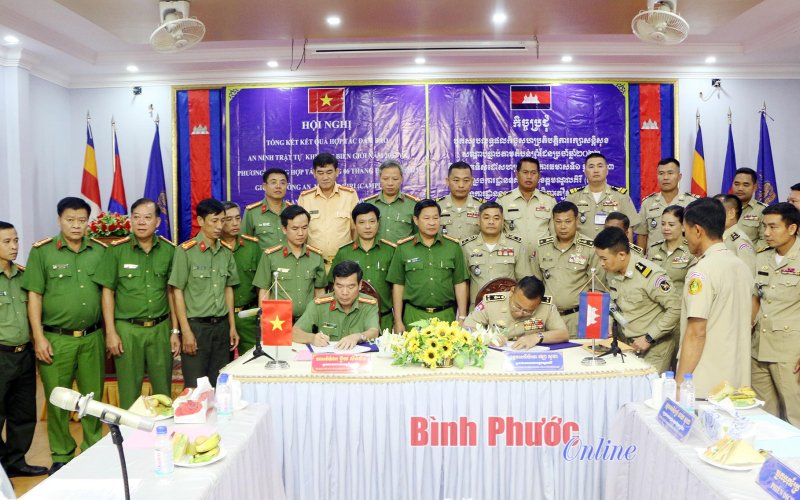 Giao ban công an 2 tỉnh Bình Phước và Mondulkiri
