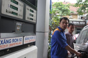 Giá xăng tăng hơn 200 đồng mỗi lít từ 12 giờ trưa nay Giá xăng tăng hơn 200 đồng mỗi lít từ 12 giờ trưa nay