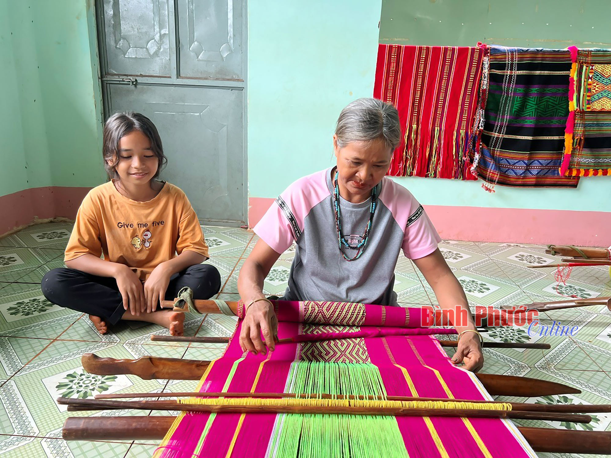 “Giữ lửa” thổ cẩm S’tiêng “Giữ lửa” thổ cẩm S’tiêng
