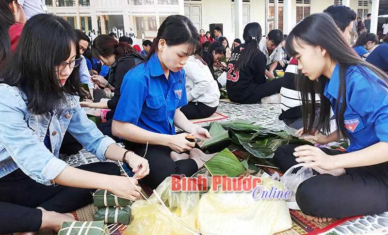 Gói 180 bánh chưng, bánh tét tặng bạn nghèo
