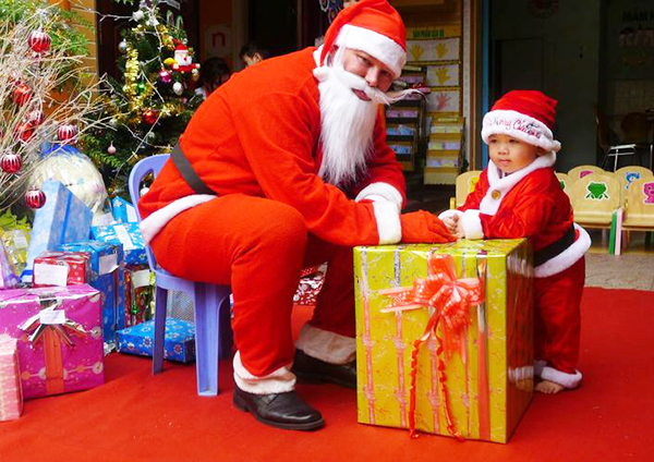Tặng quà Noel cho trẻ như thế nào thì tốt?