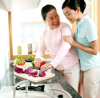 Đàn bà đẹp nhất khi…ngồi gọt khoai
