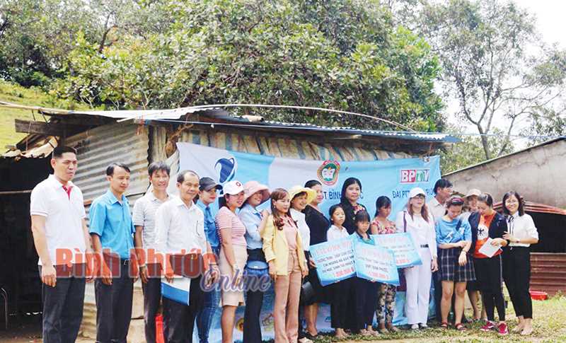 2 chị em người Tày mong được giúp đỡ 2 chị em người Tày mong được giúp đỡ