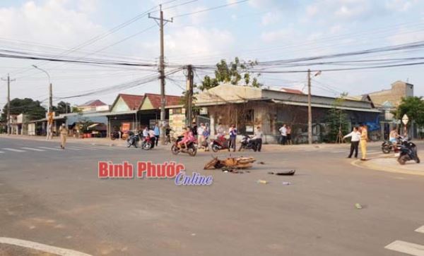 Tông trực diện ô tô, 1 phụ nữ bị thương