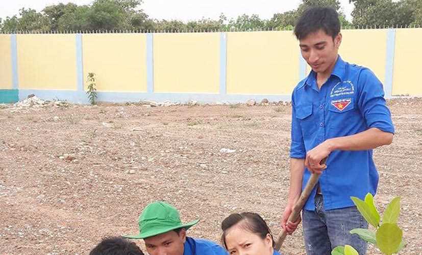 Huyện đoàn Đồng Phú: Làm đập tràn ấp Cây Cầy