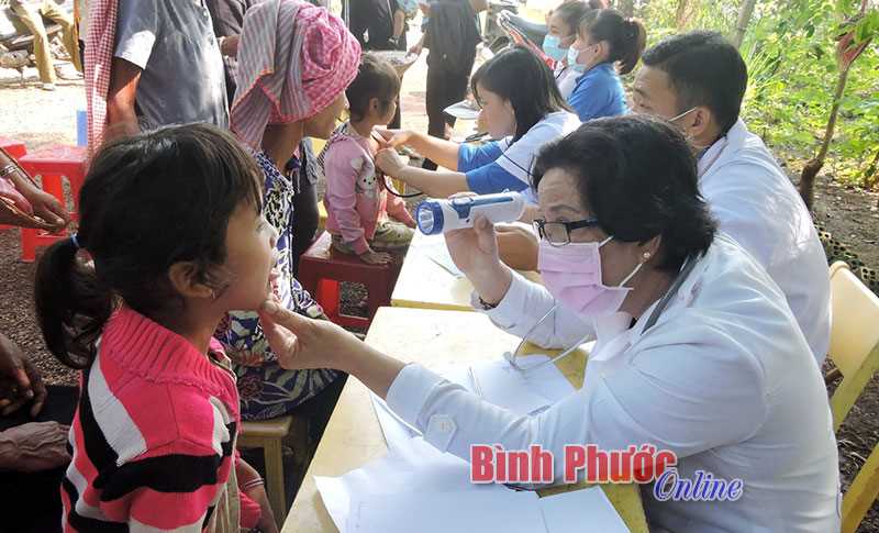 Khám bệnh, tư vấn sức khỏe miễn phí cho người nghèo Khám bệnh, tư vấn sức khỏe miễn phí cho người nghèo