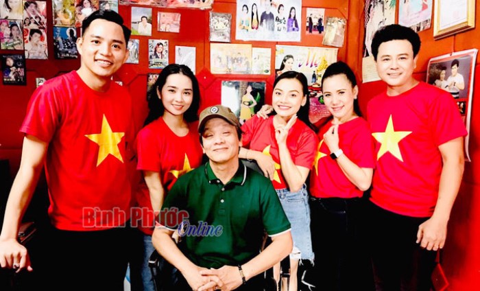 58 nghệ sĩ Bắc - Trung - Nam chung một “niềm tin” 58 nghệ sĩ Bắc - Trung - Nam chung một “niềm tin”