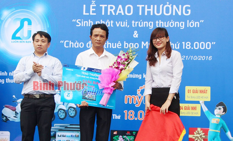 8 khách hàng may mắn trúng thưởng từ sử dụng dịch vụ của VNPT - Vinaphone 8 khách hàng may mắn trúng thưởng từ sử dụng dịch vụ của VNPT - Vinaphone