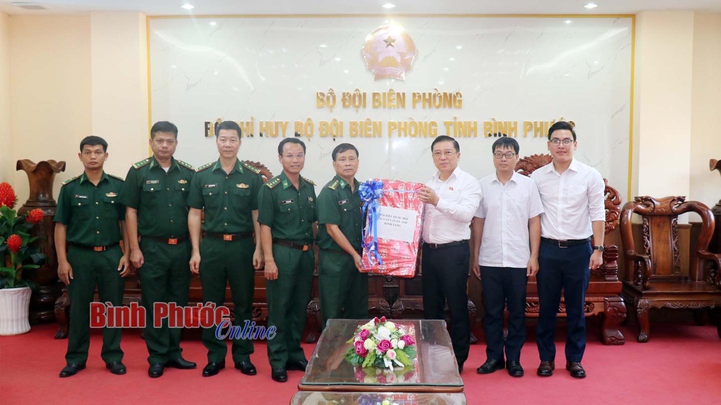 h_8_trao_qua_bien_phong_16400318012025.jpg