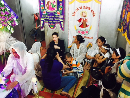 Hà Hồ về Kiên Giang dự đám tang nạn nhân bị ôtô đâm Hà Hồ về Kiên Giang dự đám tang nạn nhân bị ôtô đâm