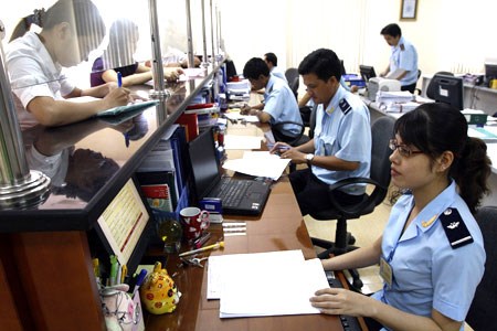 10 tháng, hải quan thu ngân sách 155 tỷ đồng