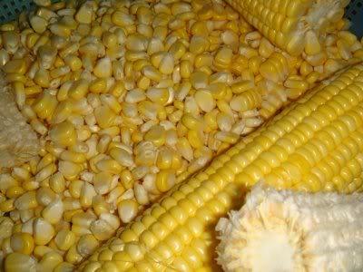 Cách đơn giản để tách hạt bắp mà vẫn giữ nguyên khối