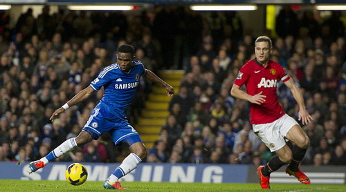 Eto'o lập hattrick, Chelsea nhấn chìm M.U