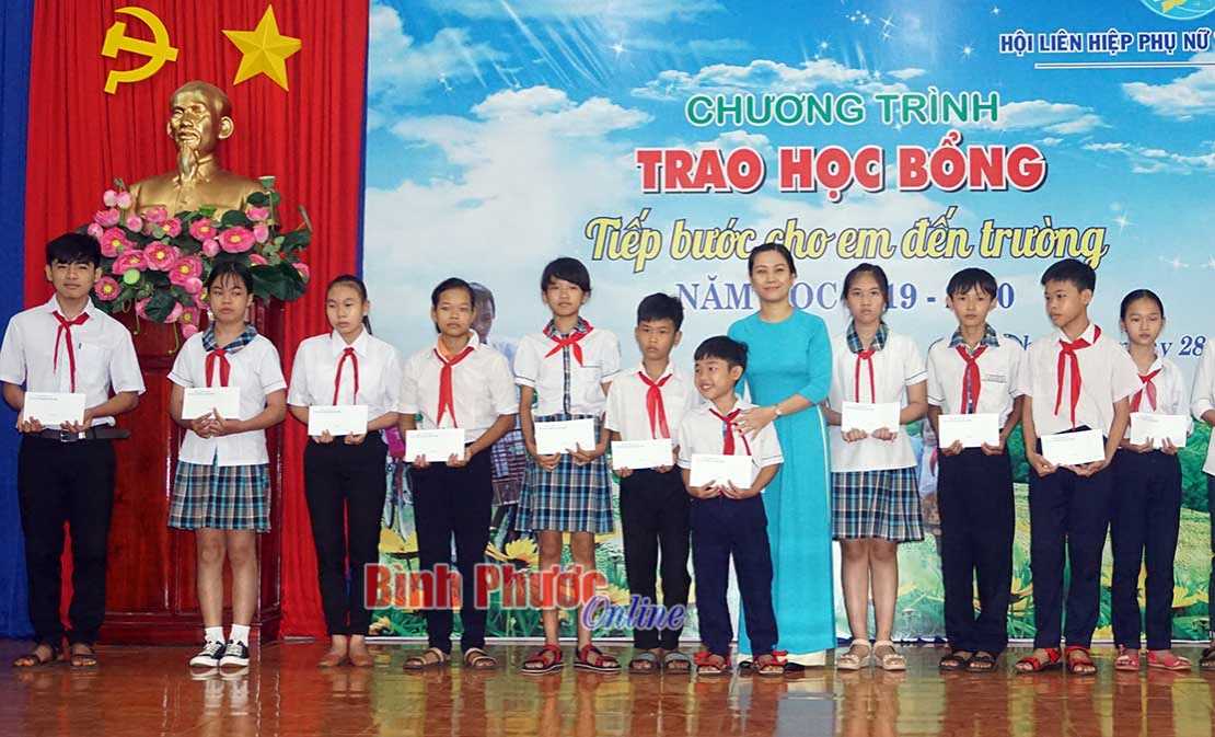Bình Long trao 61 học bổng tiếp bước đến trường Bình Long trao 61 học bổng tiếp bước đến trường