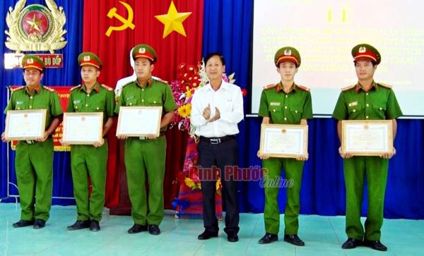 Công an huyện Bù Đốp kết nạp đảng viên đạt 186% Công an huyện Bù Đốp kết nạp đảng viên đạt 186%