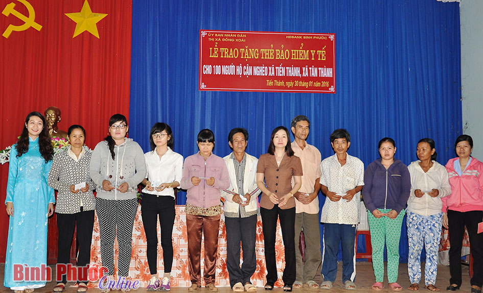 Tặng 100 thẻ BHYT cho hộ cận nghèo Tặng 100 thẻ BHYT cho hộ cận nghèo