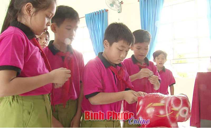 “Heo đất tiết kiệm” giúp bạn nghèo vượt khó “Heo đất tiết kiệm” giúp bạn nghèo vượt khó