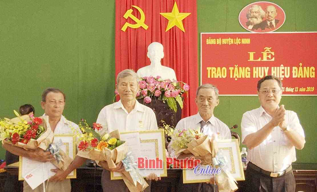 3 đảng viên nhận Huy hiệu 50 năm tuổi Đảng 3 đảng viên nhận Huy hiệu 50 năm tuổi Đảng