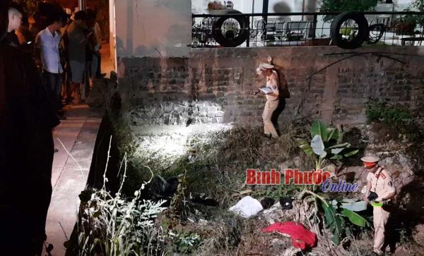 Ôm cua tốc độ cao, xe máy rơi xuống hố sâu