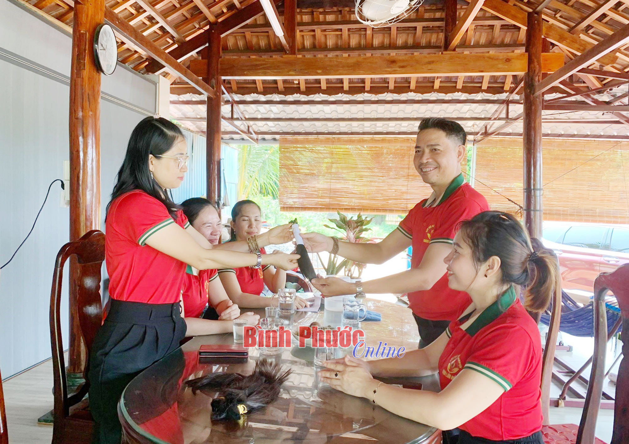 Hiến tóc tặng bệnh nhân ung thư