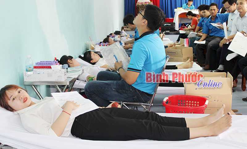 Cán bộ, công chức, học sinh, sinh viên hiến 215 đơn vị máu