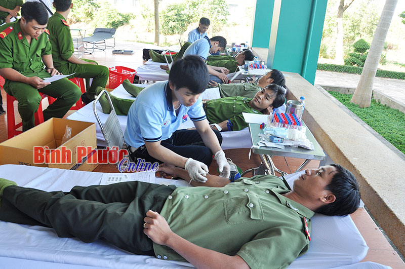Thanh niên công an và sinh viên sư phạm hiến máu tình nguyện