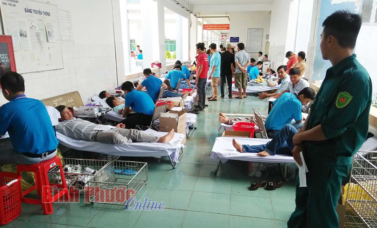 Hơn 300 người tham gia hiến máu tình nguyện