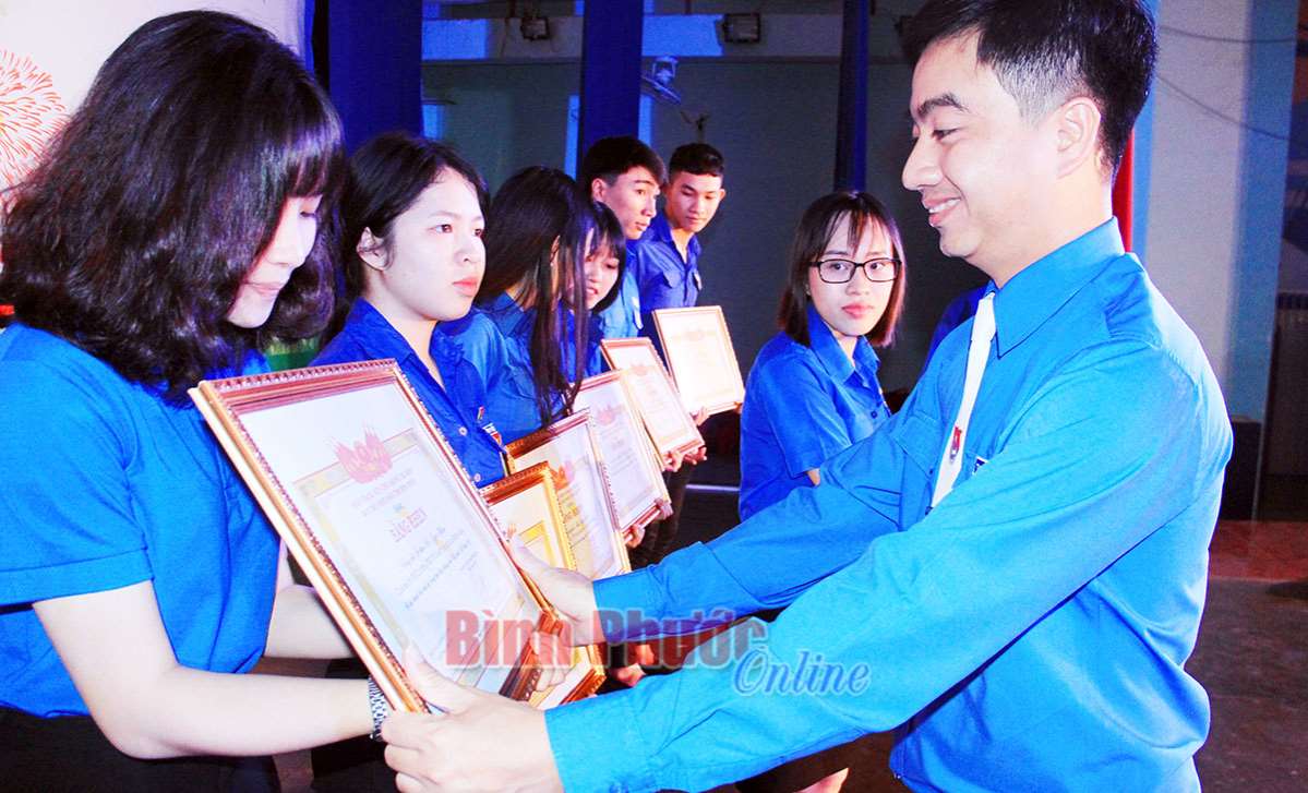 Tuyên dương 50 học sinh, sinh viên đạt các danh hiệu phong trào thi đua Tuyên dương 50 học sinh, sinh viên đạt các danh hiệu phong trào thi đua