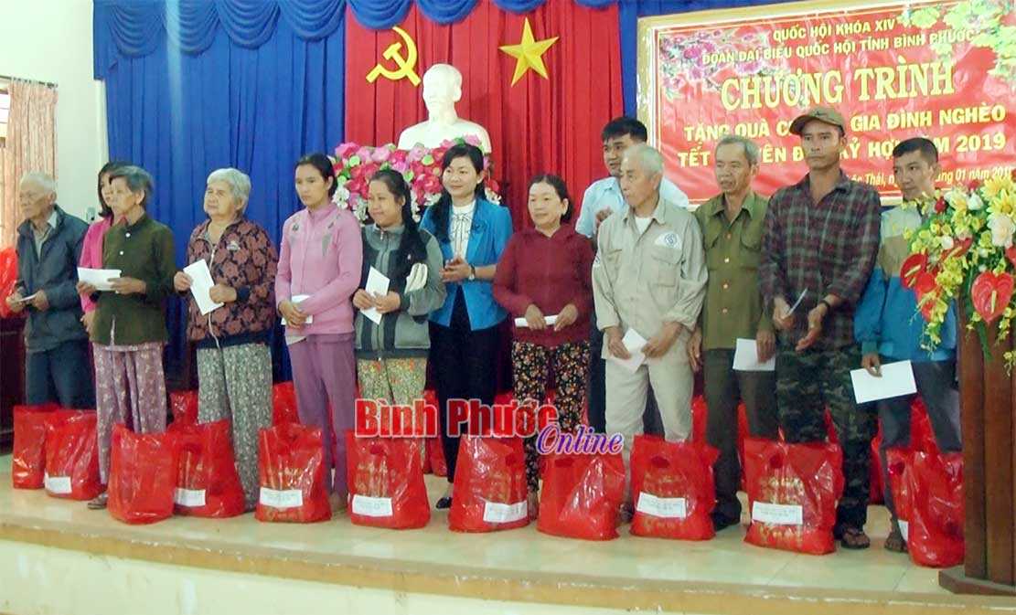 Lộc Ninh: Hỗ trợ người nghèo hơn 3 tỷ đồng Lộc Ninh: Hỗ trợ người nghèo hơn 3 tỷ đồng