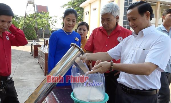 Huyện Bù Đốp đưa máy ATM gạo cho người nghèo vào hoạt động