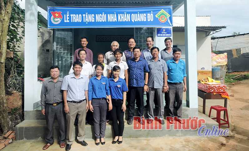 Trao “Nhà khăn quàng đỏ” cho gia đình đội viên Thị Lan Tường