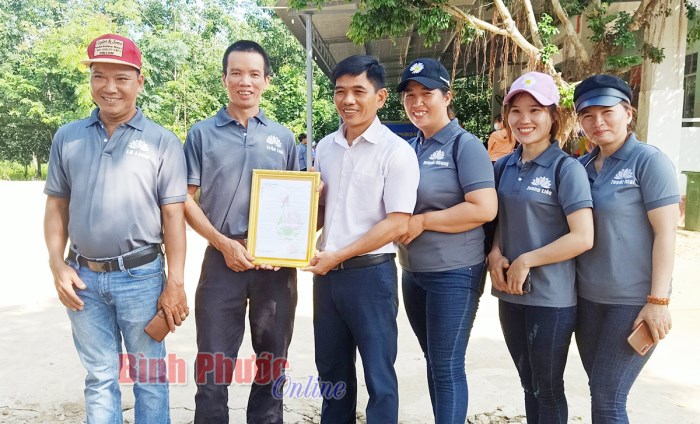 Trao, tặng 1 tấn gạo và nhu yếu phẩm cho Trường Tiểu học Đăng Hà Trao, tặng 1 tấn gạo và nhu yếu phẩm cho Trường Tiểu học Đăng Hà