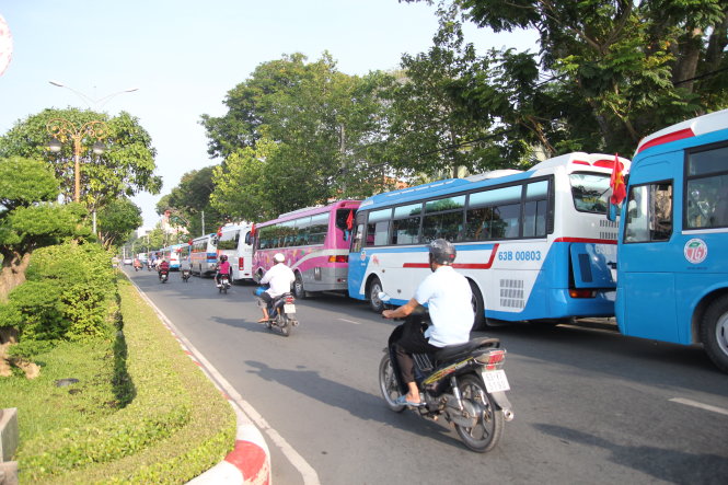 Hàng loạt xe khách lại ngưng chạy để phản đối "xe dù" Hàng loạt xe khách lại ngưng chạy để phản đối "xe dù"
