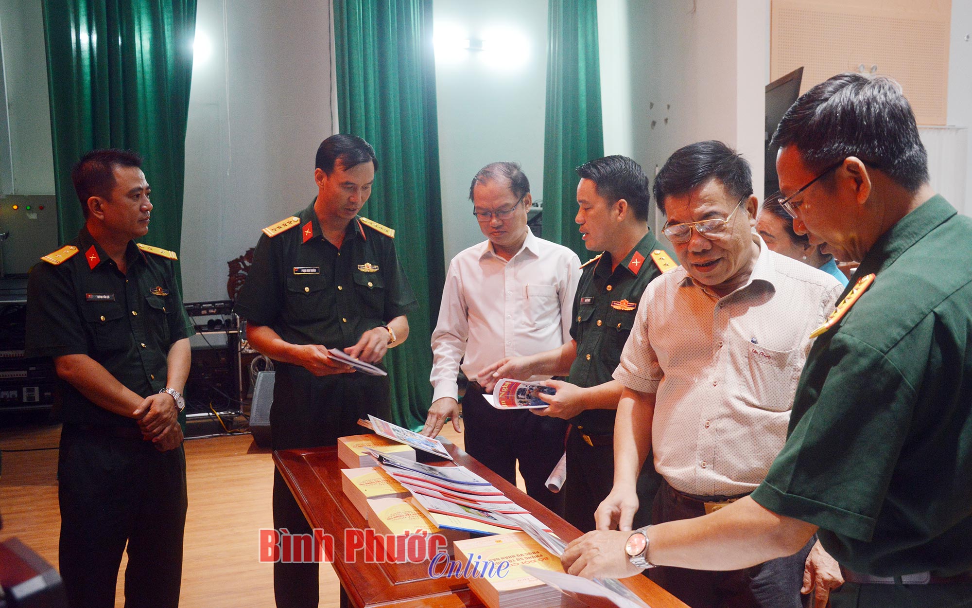 hinh_cac_dai_bieu_xem_tac_pham_17102319042023.jpg