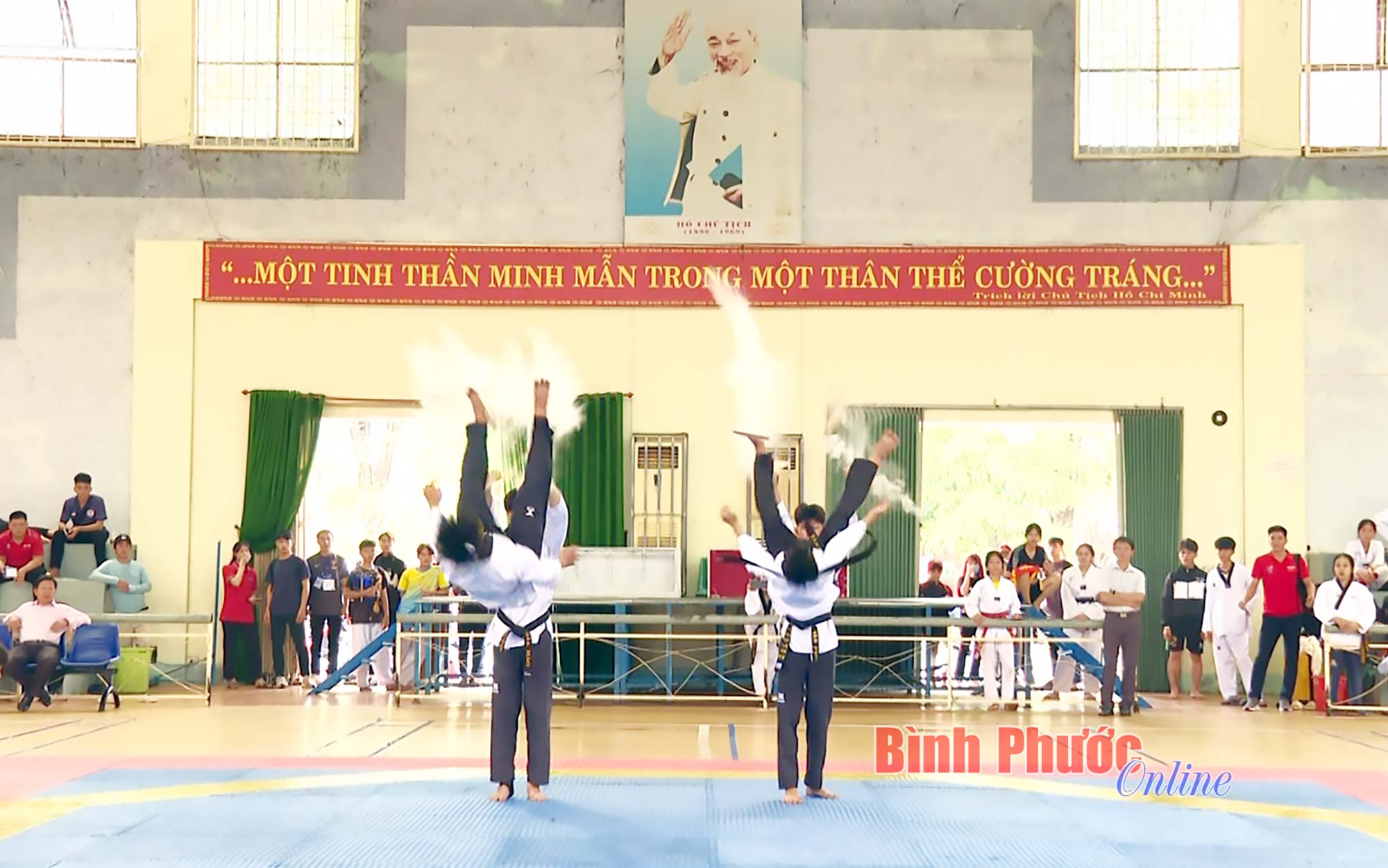 hinh_doan_phuoc_long_bieu_dien_vo_nhac_002_11142014042023.jpg