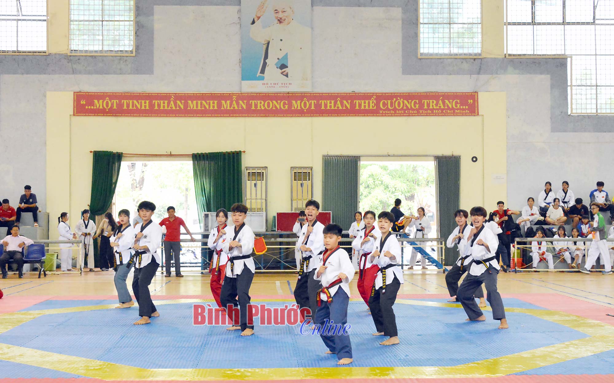 hinh_doan_phuoc_long_bieu_dien_vo_nhac_00_11140714042023.jpg
