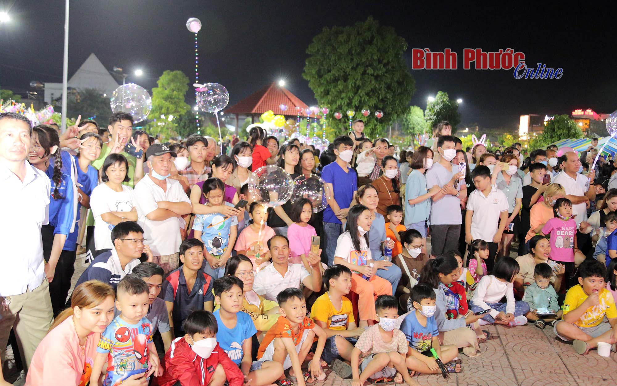 hinh_dong_dao_nguoi_dan_den_du_23080414012023.jpg