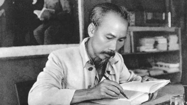 Hồ Chí Minh - cả cuộc đời vì nước, vì non Hồ Chí Minh - cả cuộc đời vì nước, vì non