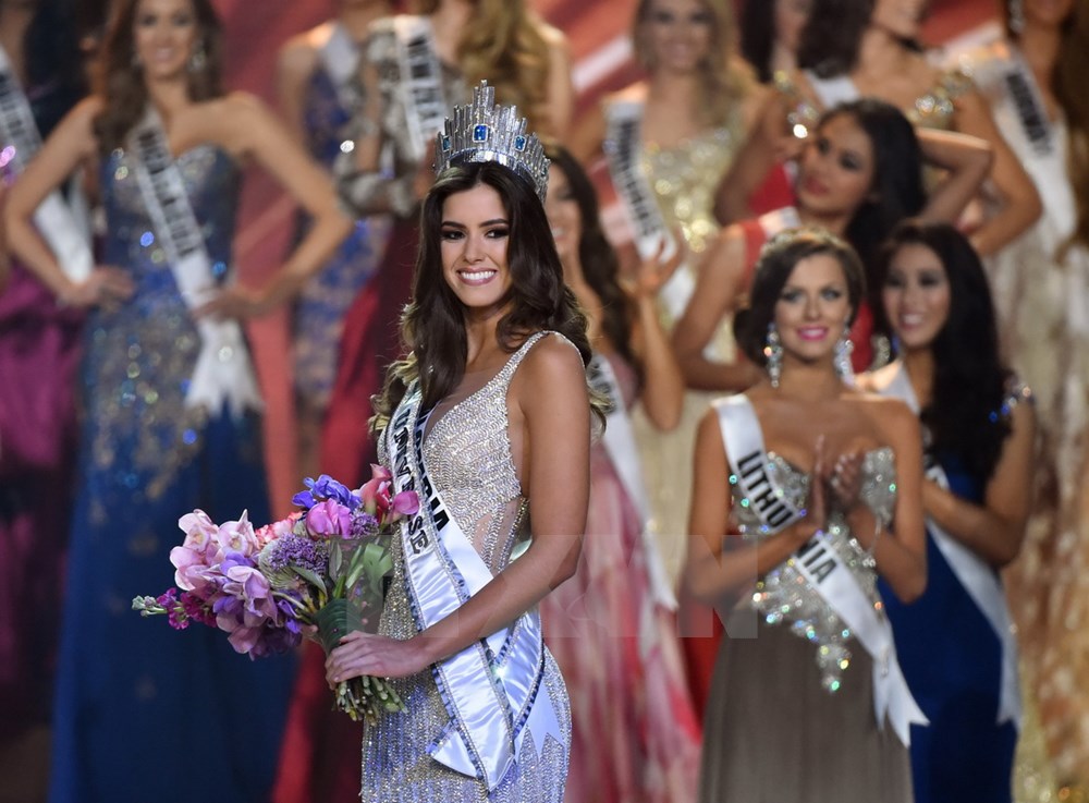 Chiêm ngưỡng vẻ đẹp rạng ngời của tân Hoa Hậu Hoàn Vũ 2015