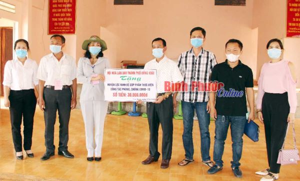 Hơn 549 triệu đồng tiếp sức Lộc Ninh phòng, chống đại dịch Hơn 549 triệu đồng tiếp sức Lộc Ninh phòng, chống đại dịch