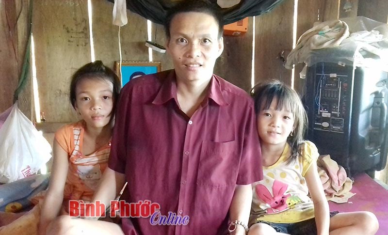 Bé gái 12 tuổi chăm cha bị liệt và 2 em nhỏ
