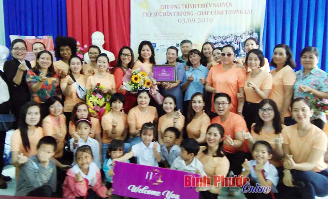 Trao 15 suất học bổng cho học sinh nghèo vượt khó