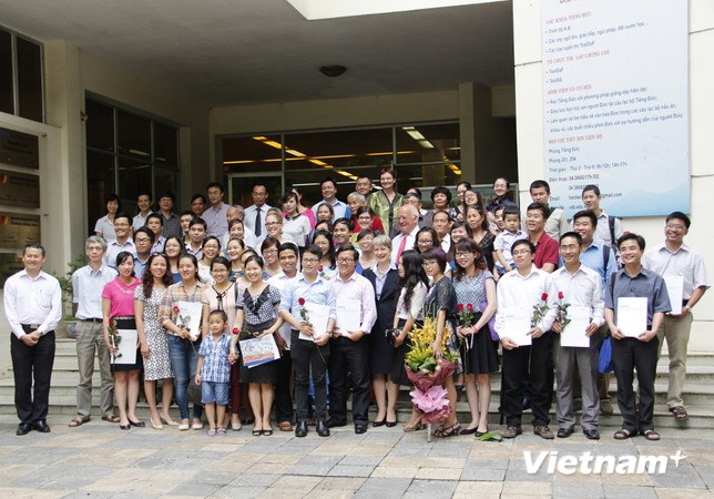 Đức trao học bổng cho giảng viên và sinh viên Việt Nam Đức trao học bổng cho giảng viên và sinh viên Việt Nam