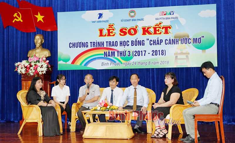Trao học bổng “chắp cánh ước mơ” Trao học bổng “chắp cánh ước mơ”