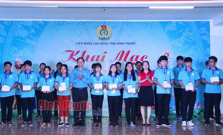 Liên đoàn lao động tổ chức hội trại hè cho 100 thiếu nhi Liên đoàn lao động tổ chức hội trại hè cho 100 thiếu nhi