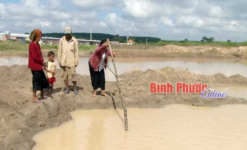 Rơi xuống hố nước công trình, 2 cháu bé tử vong