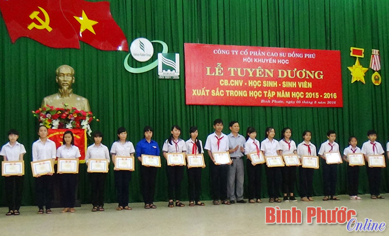Cao su Đồng Phú khen thưởng học sinh, sinh viên xuất sắc Cao su Đồng Phú khen thưởng học sinh, sinh viên xuất sắc