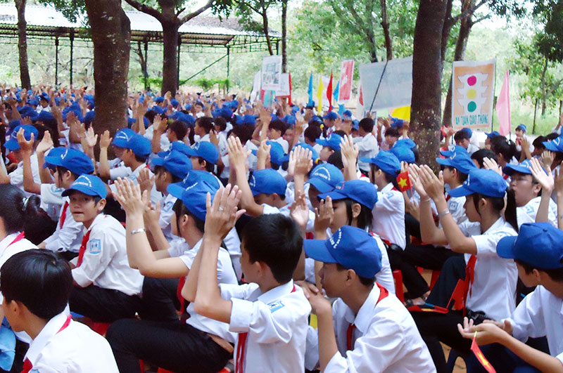 Đến năm 2015, 80% trẻ em và học sinh: Được giáo dục nâng cao nhận thức về ứng phó với biến đổi khí hậu Đến năm 2015, 80% trẻ em và học sinh: Được giáo dục nâng cao nhận thức về ứng phó với biến đổi khí hậu